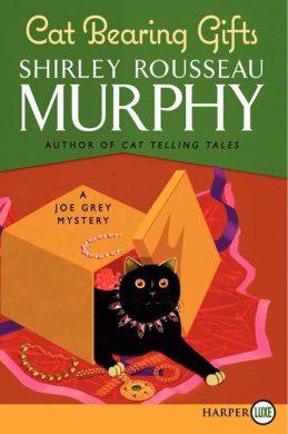 Cat Bearing Gifts (Joe Grey Mysteries (Paperback)) cover